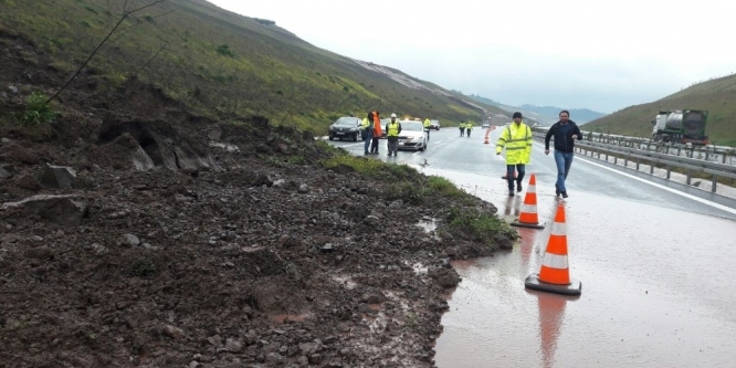 Bursa’da heyelan sebebiyle yol İstanbul istikametine kapatıldı