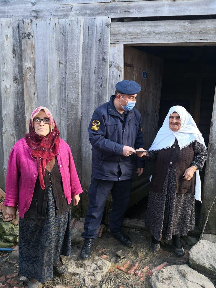 Eflani’de 476 kişiye maaşları evlerinde teslim edildi 