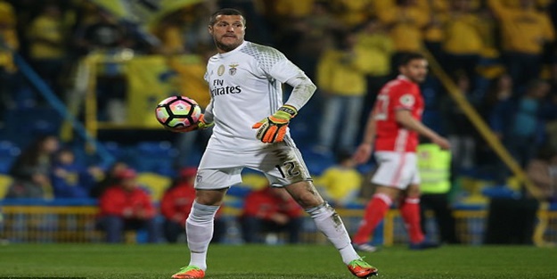 Efsane kaleci 'Julio Cesar' futbolu bıraktı!