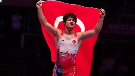  Efsane büyüyor! Bir bozkurt selamı daha! Güreşte Avrupa Şampiyonu olan Alperen Berber'den de bozkurt selamı