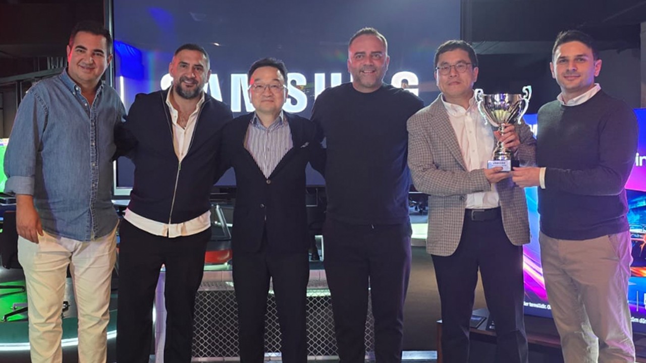 Efsane futbolcular karşı karşıya! Kozlarını paylaştılar!