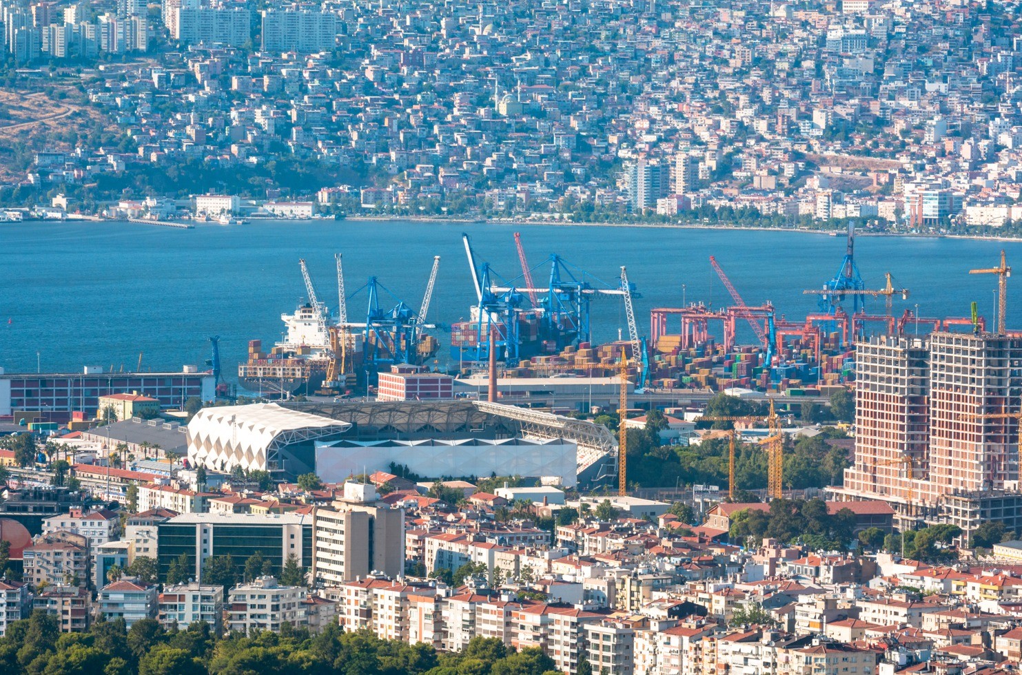 Ege Bölgesi’nin 10 aylık dış ticaret fazlası 8 milyar doları aştı