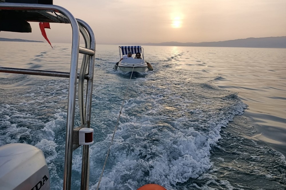 Ege Denizi’nde teknesi arızalanan çifti Sahil Güvenlik kurtardı 