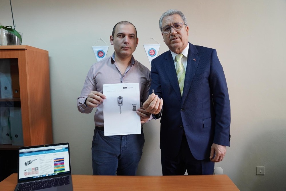 Egeli akademisyen, ağız içi yumuşak doku nakli için yeni cihaz ve cerrahi yöntemini literatüre kazandırdı 