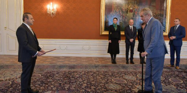 Egemen Bağış Cumhurbaşkanı karşısında!