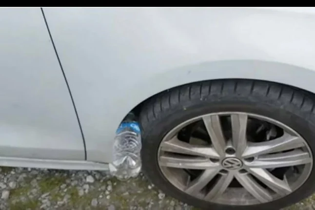 Eğer aracınızın tekerine pet şişe sıkışmışsa başınız dertte demektir! Hiç beklemeden hemen polisi arayın