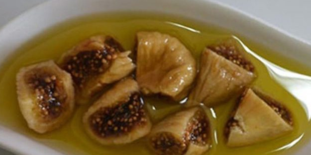 Eğer inciri zeytinyağında bekletip yerseniz! Bilgilerinizi altüst edecek: Çok şaşıracaksınız! Kuru incir- Zeytinyağı kürü