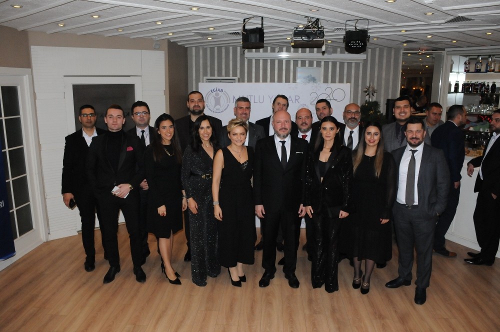 EGİAD yılbaşı balosunda eğlendi 