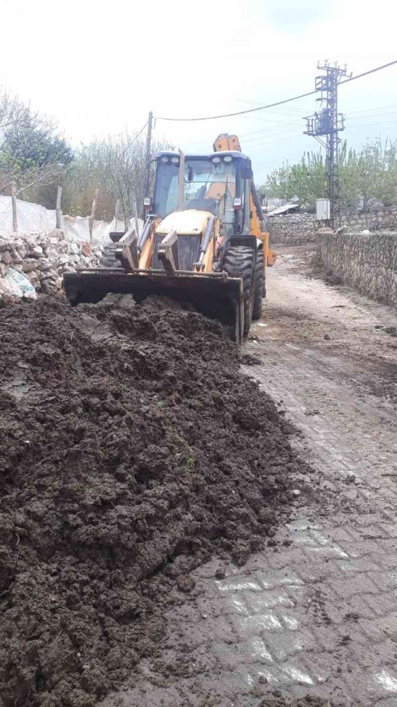 Eğil Belediyesi kırsal mahallelerde temizlik çalışması başlattı 