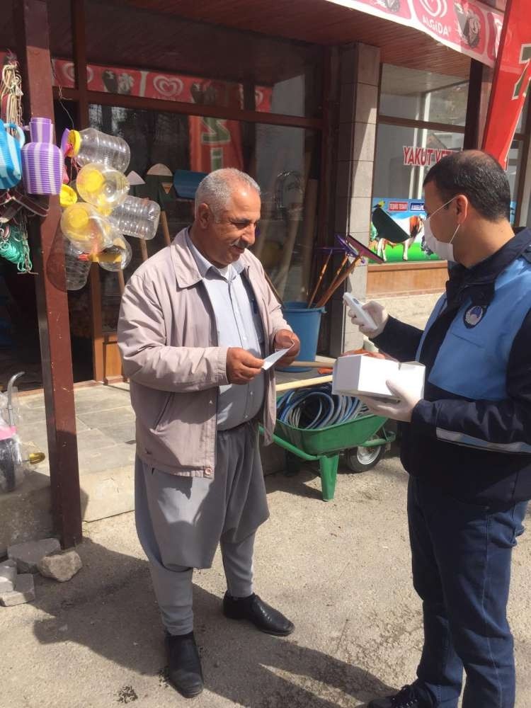 Eğil Belediyesinden vatandaşlara ücretsiz maske 