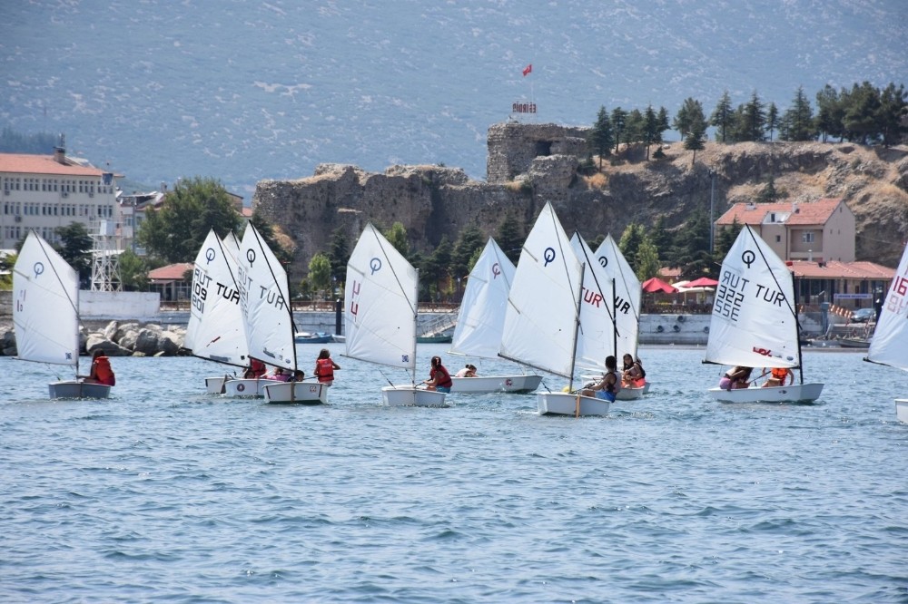 Eğirdir Gölü’ndeki ücretsiz yaz kursunda yelkenler fora 