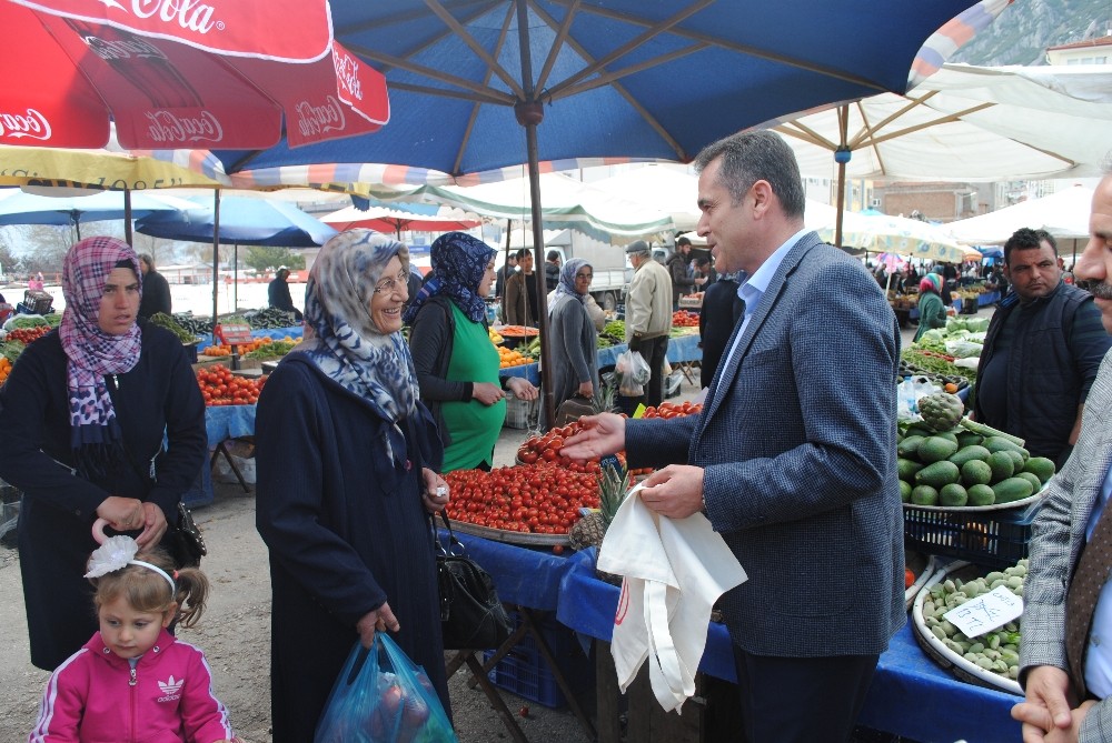 Eğirdir Kaymakamı Akdaş’dan pazardaki vatandaşa bez çanta 