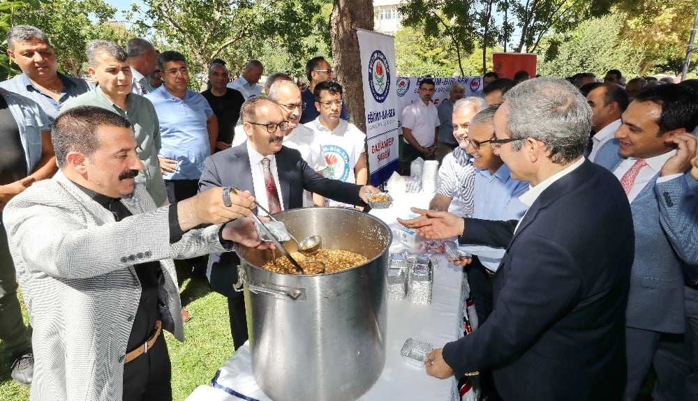 Eğitim-Bir-Sen GAÜN Temsilciliği’nden bin kişiye aşure 
