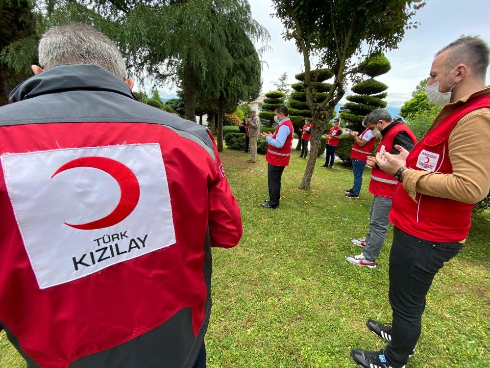 Eğitim Bir-Sen ve Kızılay’dan şehitlik ziyareti 