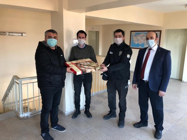 Eğitim camiasından polise baklavalı ziyaret 