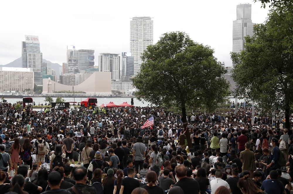 Eğitim döneminin ilk gününde Hong Konglu öğrenciler sokaklarda 