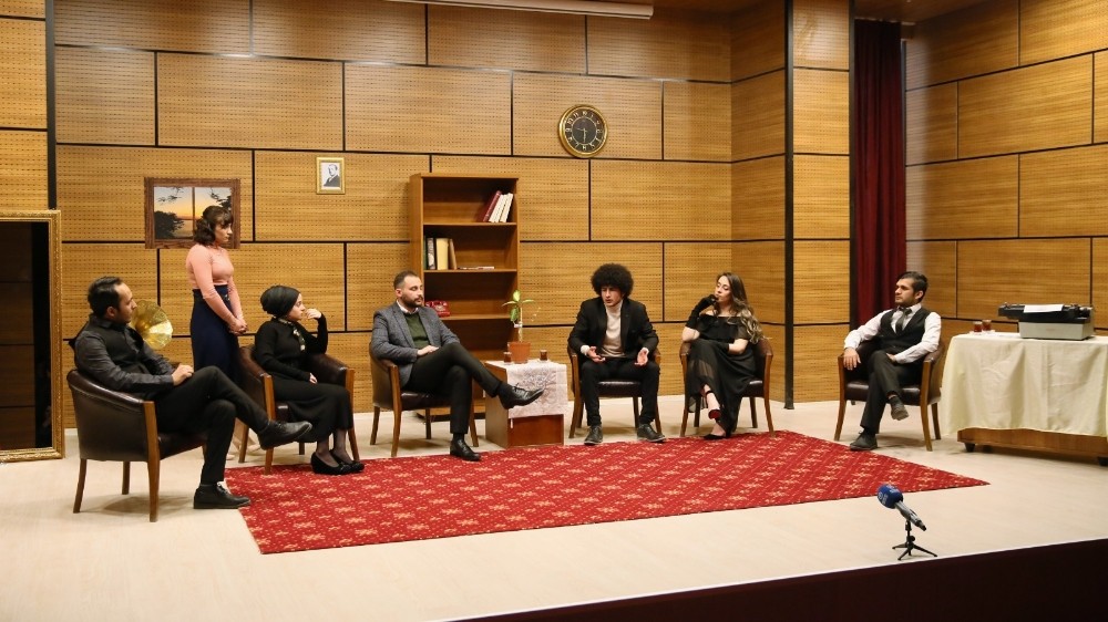 Eğitim Fakültesi öğrencileri Necip Fazıl Kısakürek’in eserini sahneledi 
