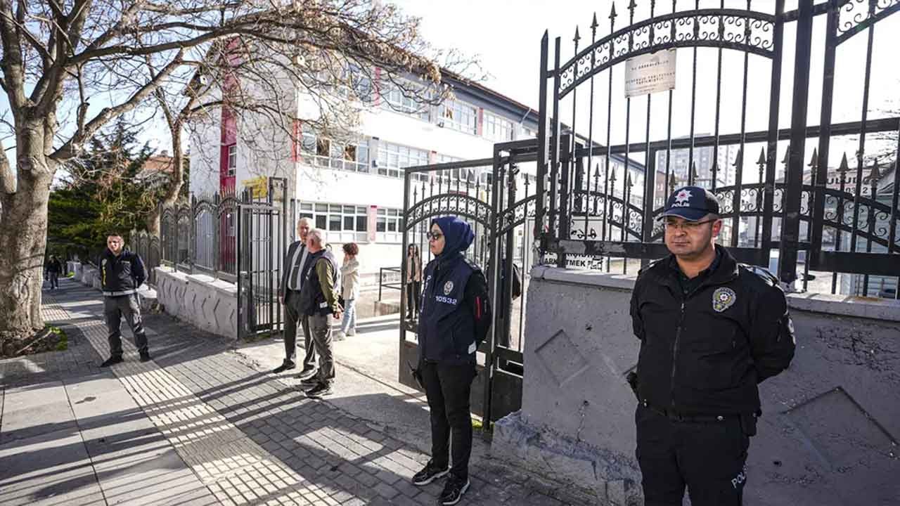 Eğitim-İş’ten yüzsüzlüğün dik alası! Dün "Polis istemeyiz" diyorlardı bugün Bakanlık kapısında feryat ediyorlar