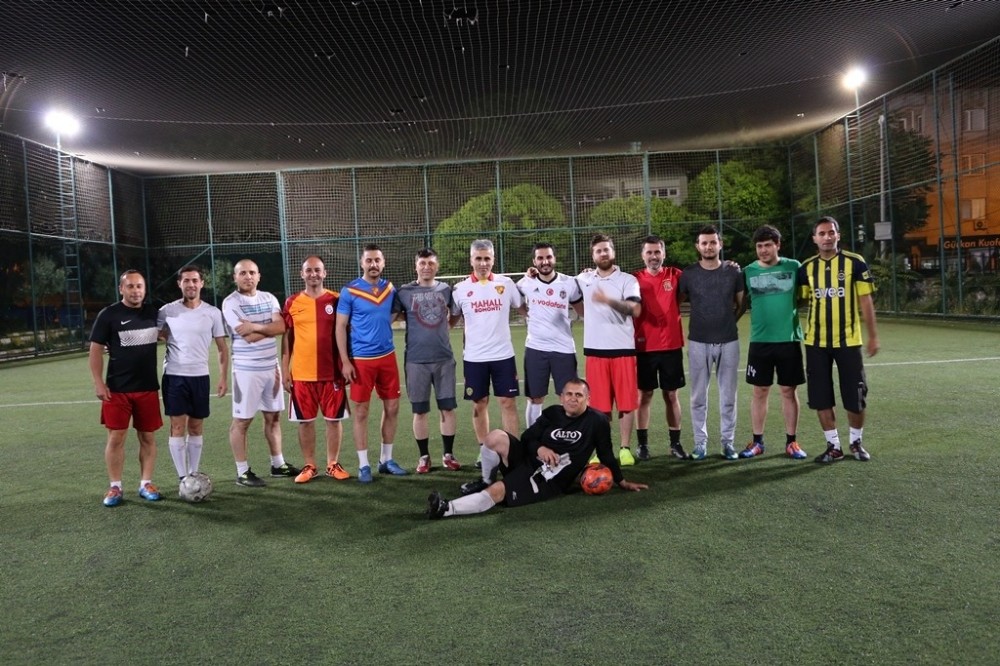 Eğitimciler ve gazeteciler halı sahada buluştu 