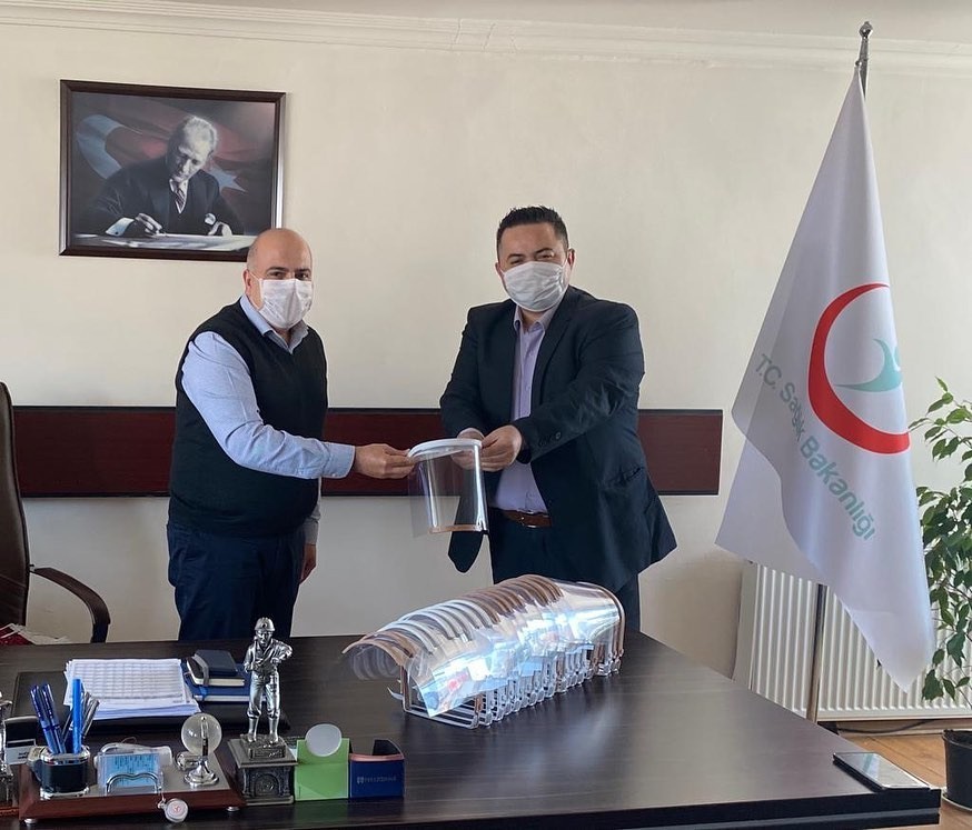 Eğitimcilerden, sağlıkçılara siperlik maske desteği 