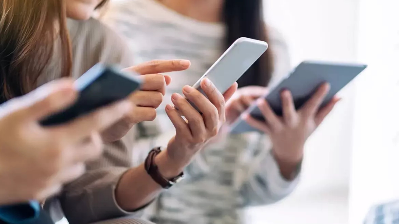 Eğitimde yeni dönem: Liselerde telefon yasaklanıyor