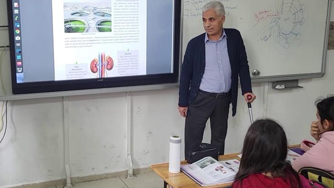 Eğitime aşık öğretmeni depremde kaybettiği bacakları okuldan koparamadı