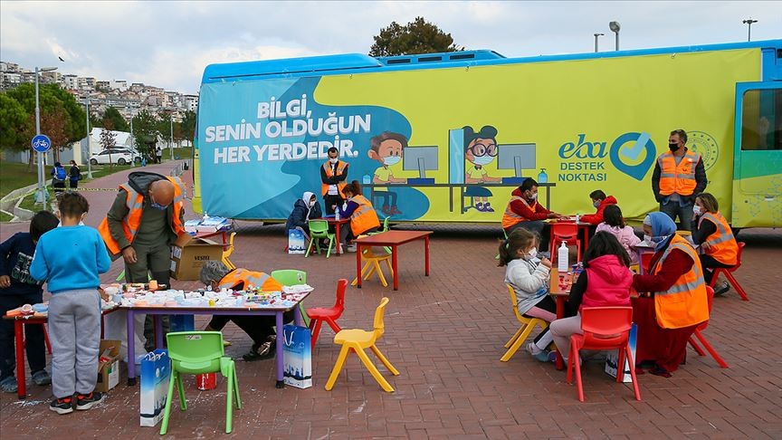 Eğitime gönüllü desteği! Deprem çocuklarının fedakar öğretmenleri eğitime devam ediyor