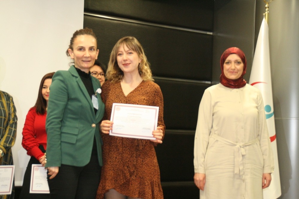 Eğitimlerini tamamlayan hemşireler sertifikalarını aldı 