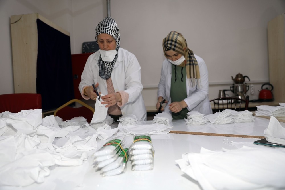 Eğitmenlerden gönüllü maske üretimi 