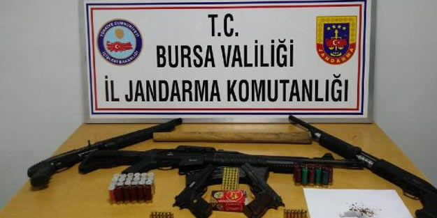 Eğlence mekanında ruhsatsız silahlar ele geçirildi