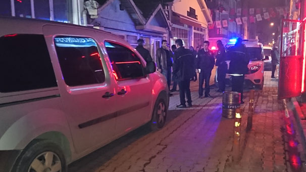 Eğlence merkezi önünde silahlı kavga: 2 kişi yaralı