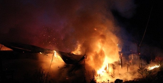 Eğlence merkezinde korkutan yangın