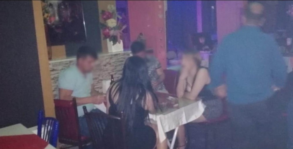 Eğlencede fiziki mesafeye korumadılar, ceza yediler 