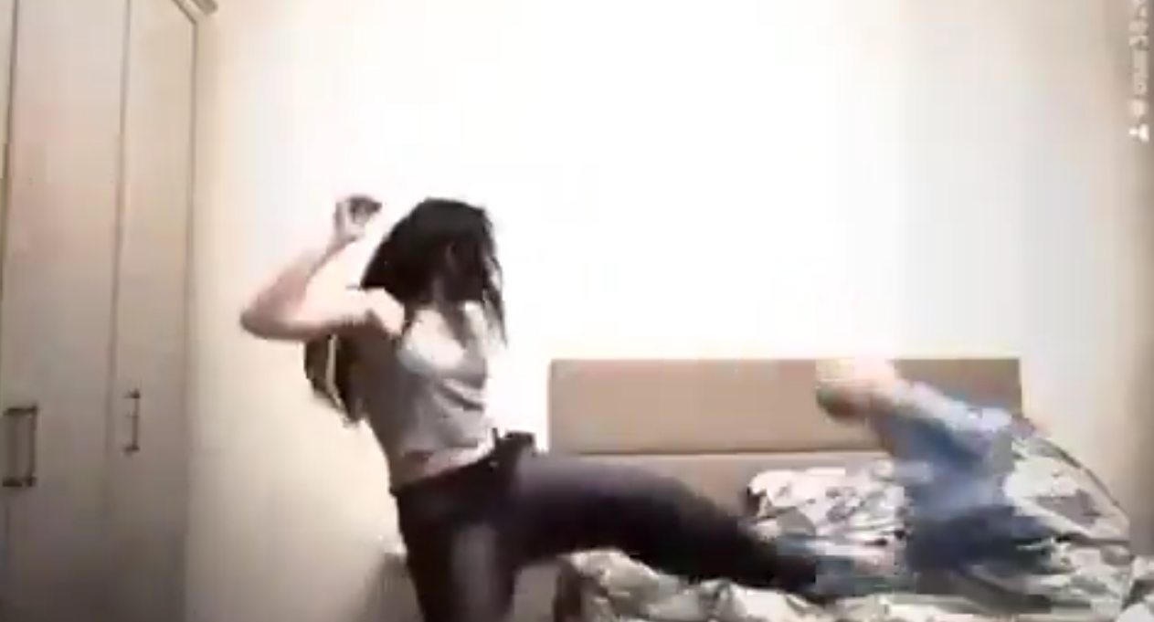 Eğlencesini bozdu diye bebeğe böyle tekme attı