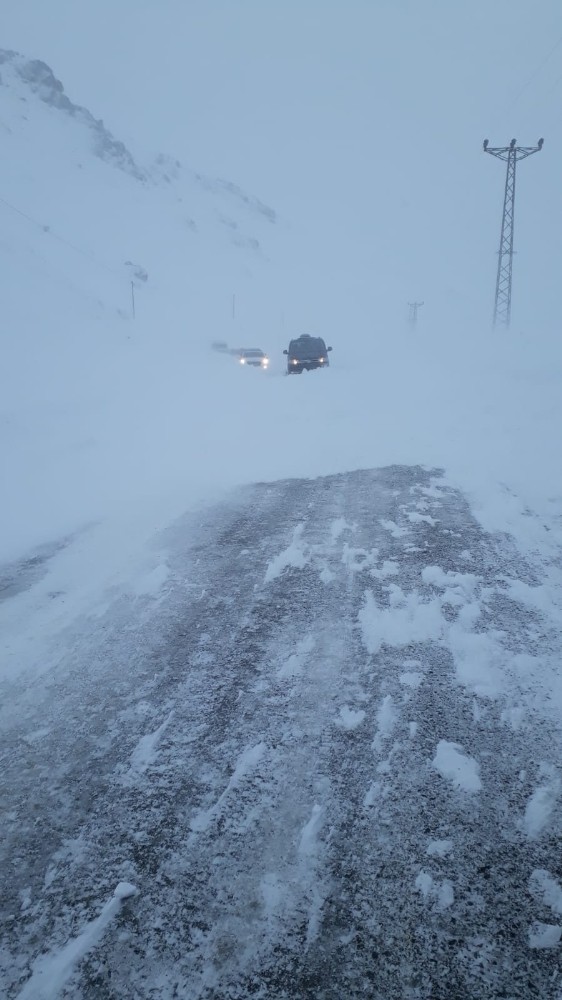 Eğribel’de çığ nedeniyle yol ulaşıma kapandı 