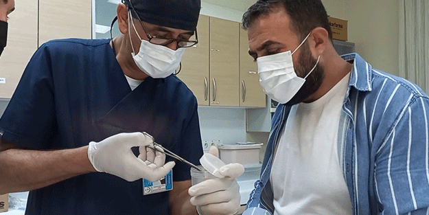 Ehliyet sınavında akılalmaz uyanıklık! Biri maskesinde biri kulağında