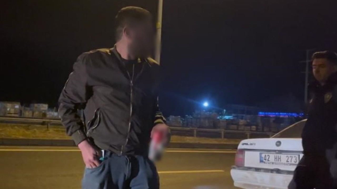 Ehliyet yok! Sigorta yok! Alkol var! Yakalansa da şişeşi bırakmadı