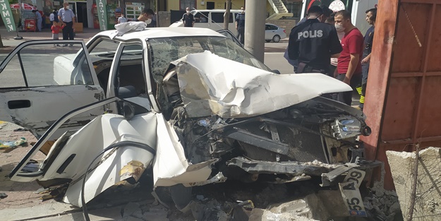 Ehliyetsiz araç kullandı, duvara çarptı! Araçta sıkıştılar