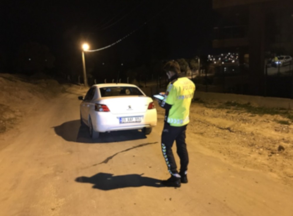 Ehliyetsiz bayan sürücü ortalığı birbirine kattı 