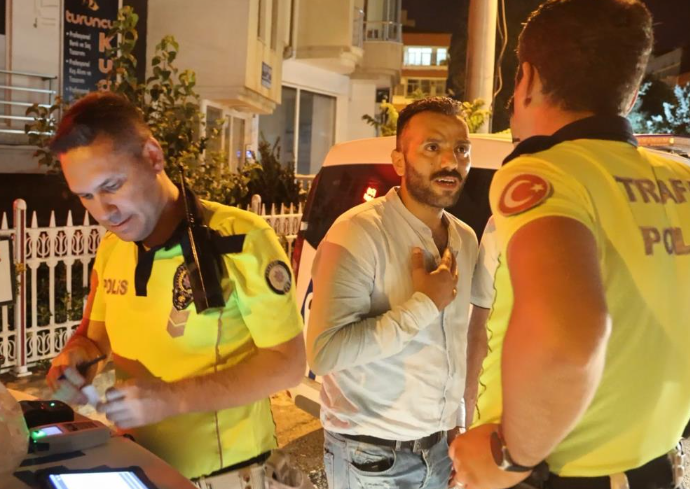 Ehliyetsiz kullandığı araçla alkollü yakalanan şahıs dakikalarca polise yalvardı