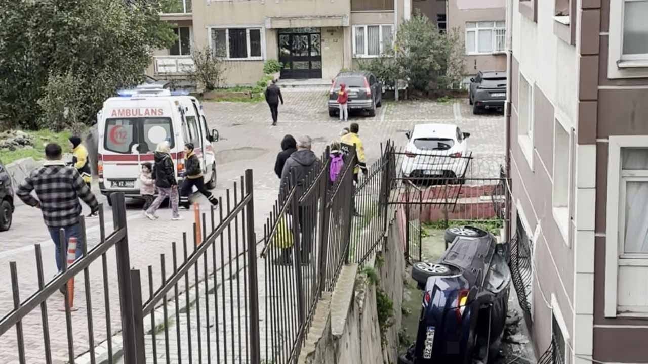 Ehliyetsiz sürücü dehşet saçtı! Avcılar’da otomobil apartman bahçesine uçtu!