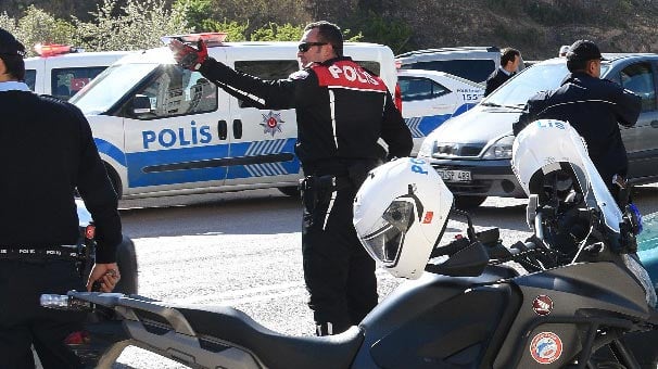 Ehliyetsiz sürücü 'dur' ihtarına uymadı: 2'si polis 5 yaralı