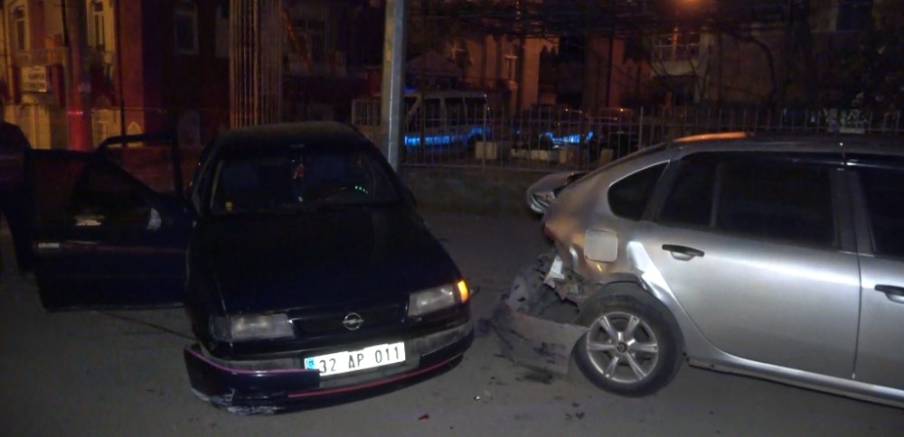 Ehliyetsiz ve alkollü sürücü park halindeki otomobile çarptı: 3 yaralı 