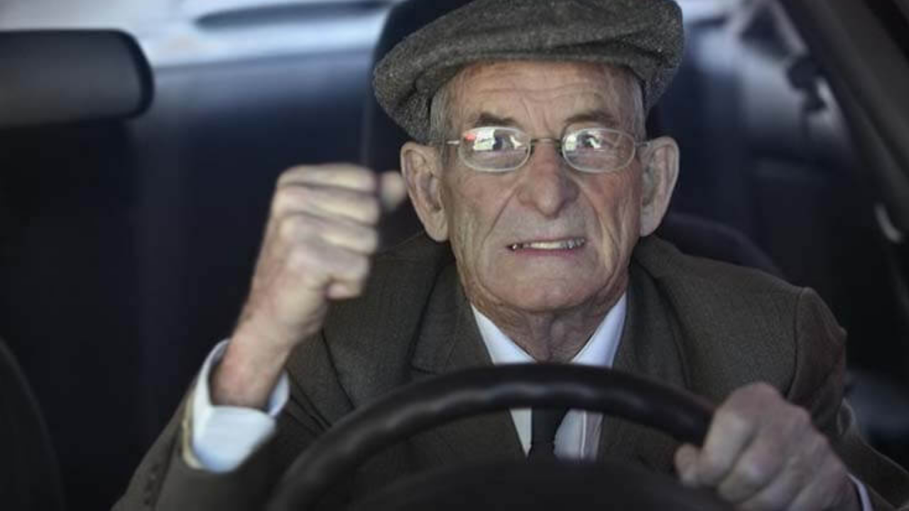 Ehliyette yeni dönem: O yaşın üzerindekiler trafiğe çıkamayacak!