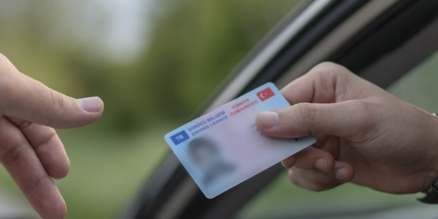 Ehliyette yeni dönem: Yaş sınırlaması geldi! Artık trafiğe çıkamayacaklar!