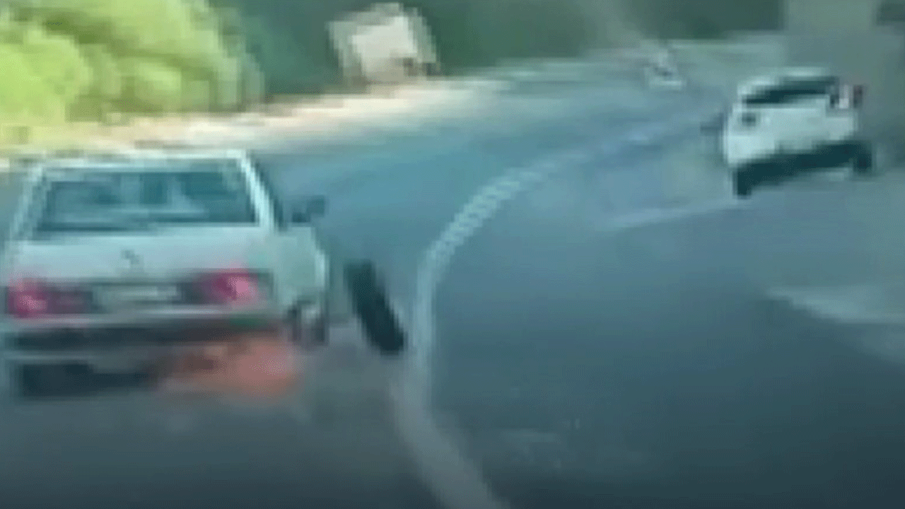 Ekazığ'da korku dolu anlar: Seyir halinde teker bir anda çıktı!