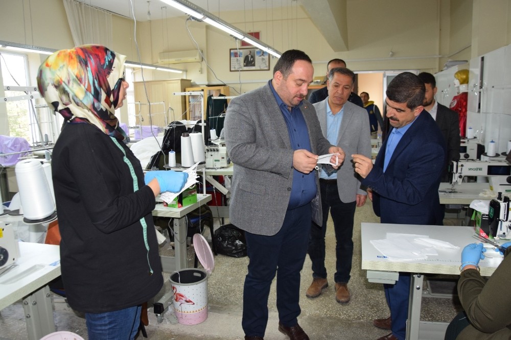 Ekinci maske üretim atölyesini ziyaret etti 
