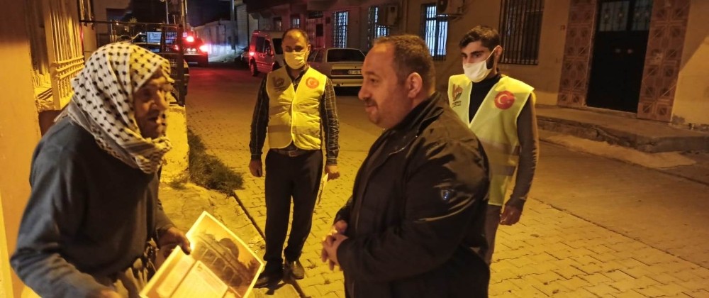 Ekinci yaşlılara maske dağıttı 