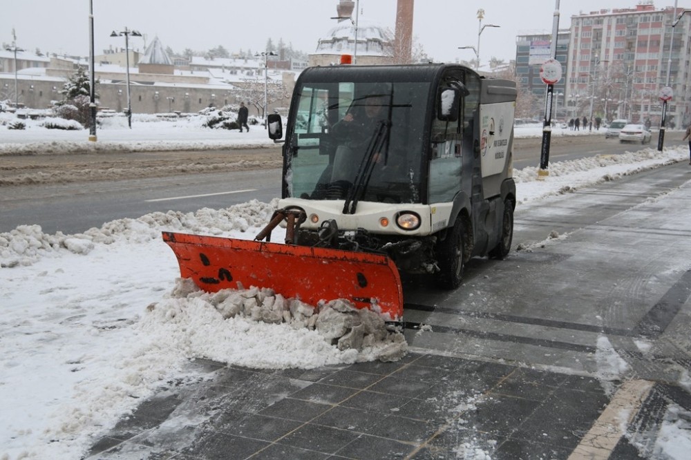 Ekipler aralıksız çalışıyor 
