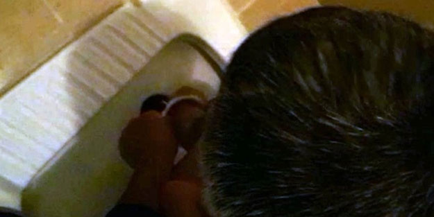 Ekipler, ayağı tuvalet giderine sıkışan çocuk için seferber oldu
